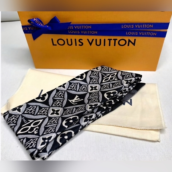 Louis Vuitton Herringbone Pattern Monogram Scarf - Picture 4 of 4